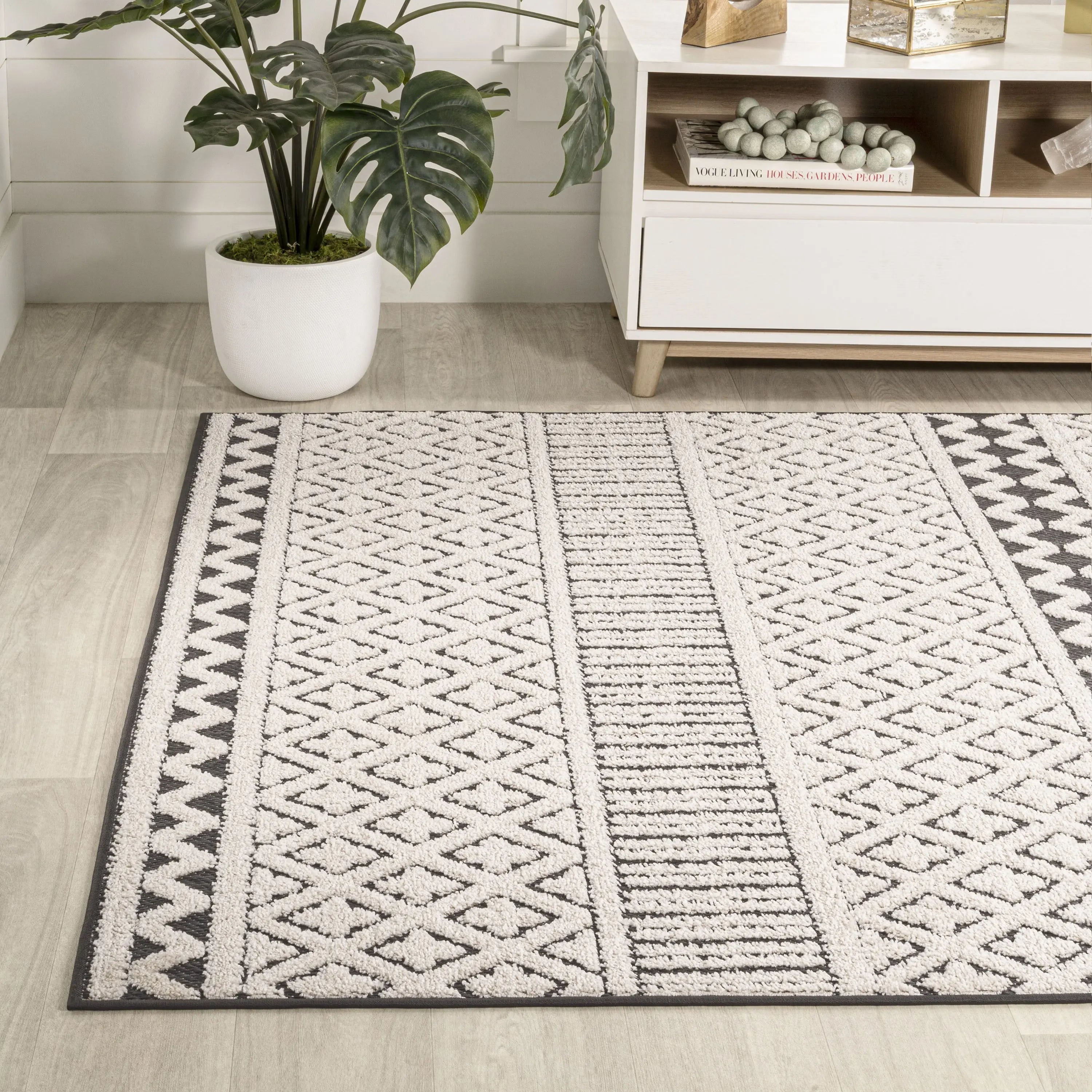 4' X 6' Cream And Black Trellis Indoor Outdoor Area Rug Homeroots Outdoor