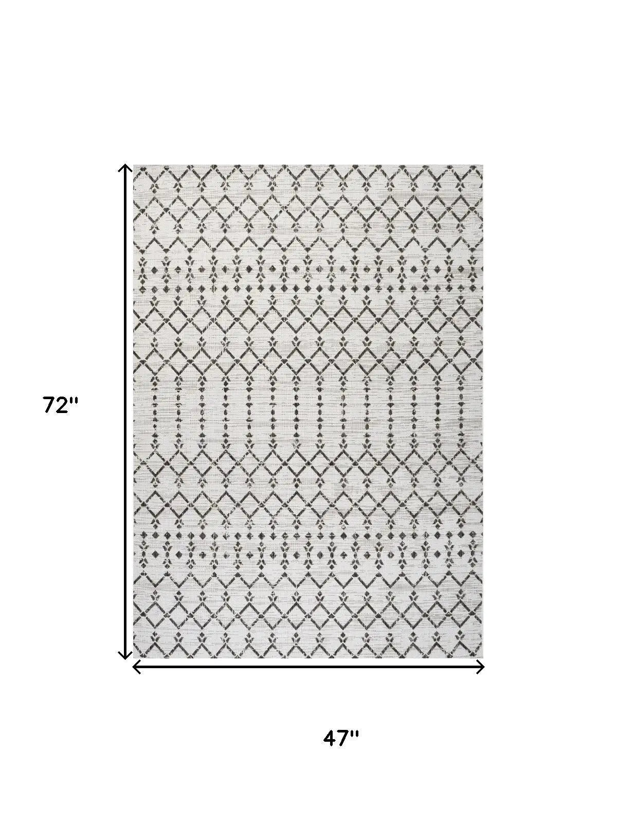 4' X 6' Cream And Black Trellis Indoor Outdoor Area Rug Homeroots Outdoor