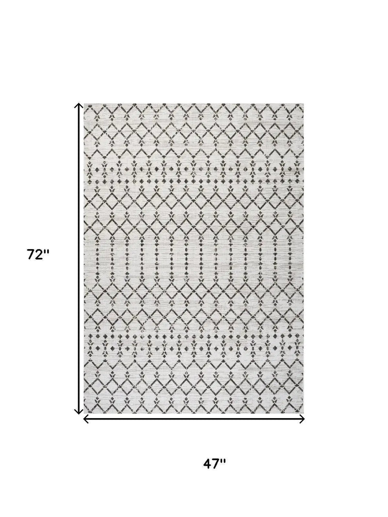 4' X 6' Cream And Black Trellis Indoor Outdoor Area Rug Homeroots Outdoor