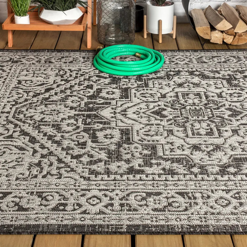 4' X 6' Gray And Black Medallion Indoor Outdoor Area Rug Homeroots Outdoor