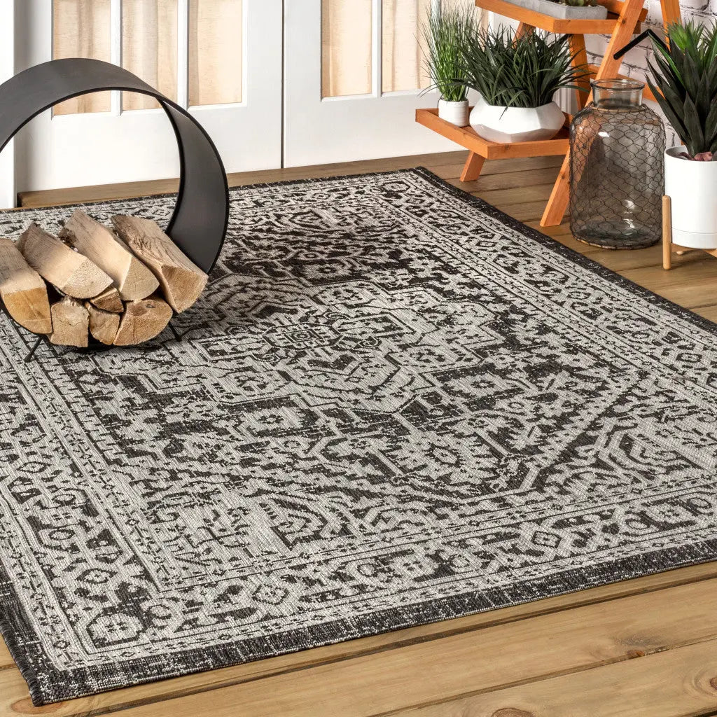 4' X 6' Gray And Black Medallion Indoor Outdoor Area Rug Homeroots Outdoor