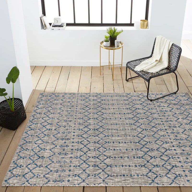 4' X 6' Light Gray And Navy Blue Trellis Indoor Outdoor Area Rug Homeroots Outdoor