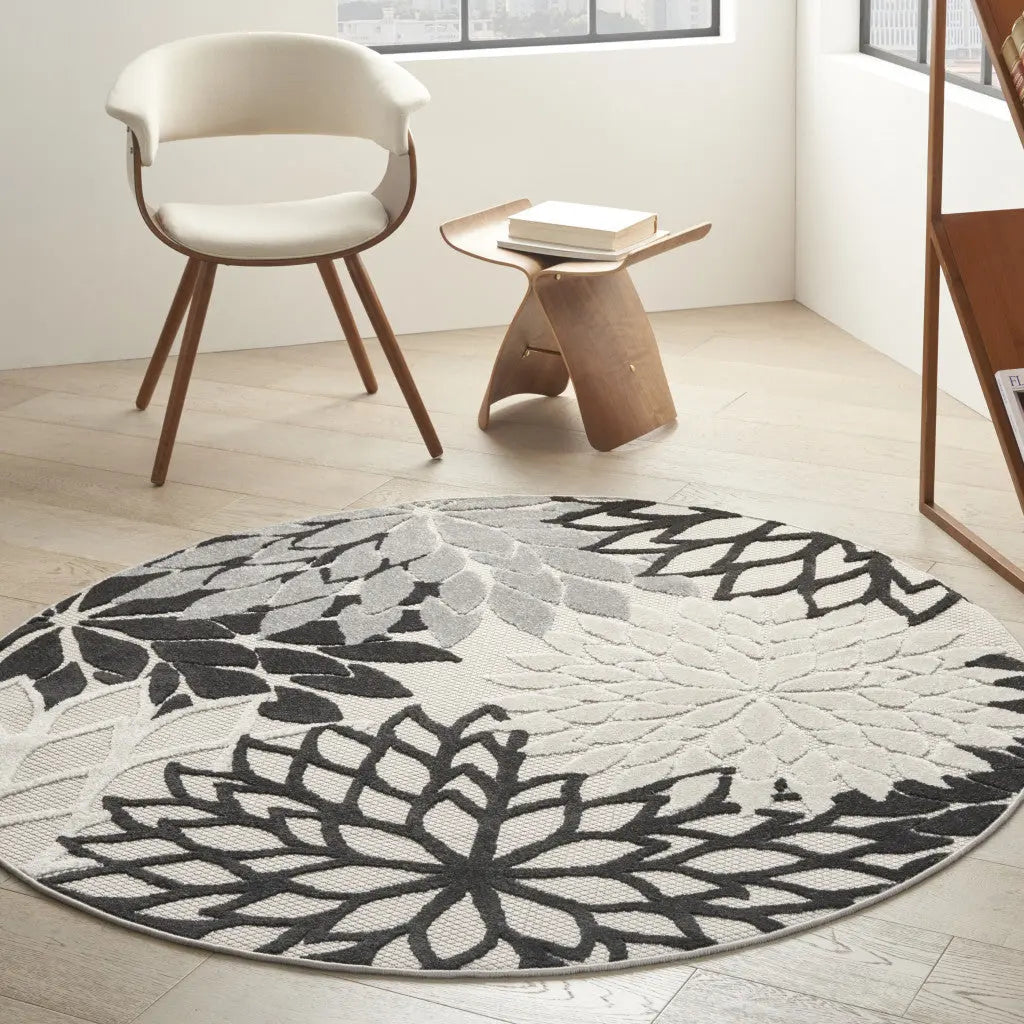 5' Black And White Round Floral Indoor Outdoor Area Rug Homeroots Outdoor