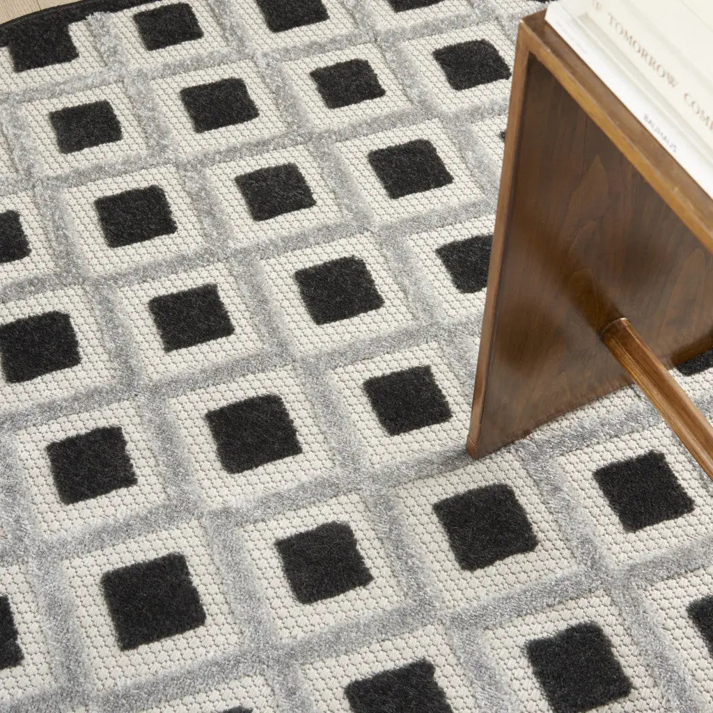 5' Black And White Round Geometric Indoor Outdoor Area Rug Homeroots Outdoor