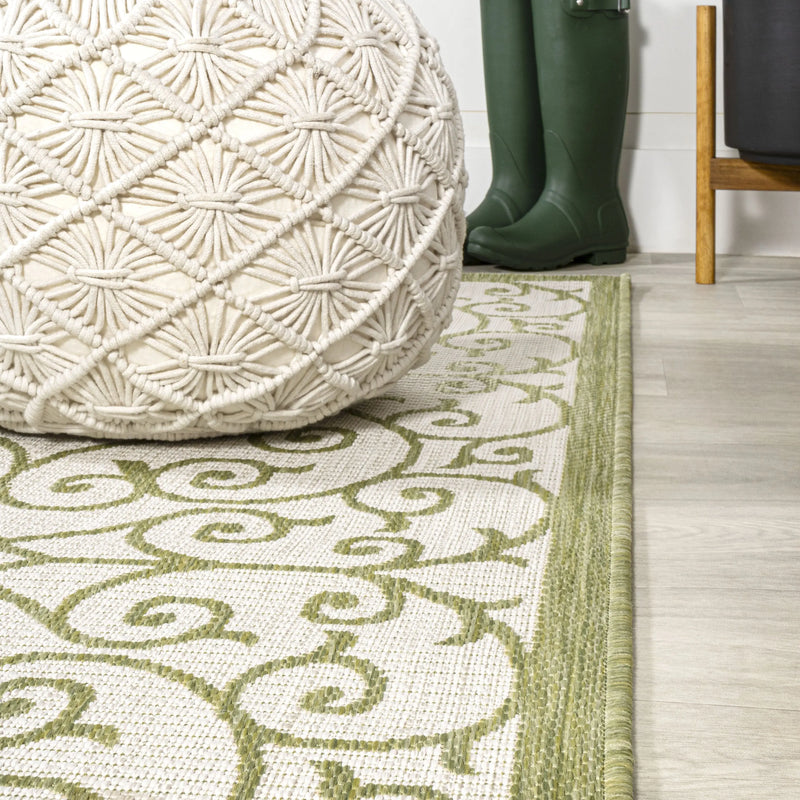 5' Green And Cream Round Geometric Indoor Outdoor Area Rug Homeroots Outdoor