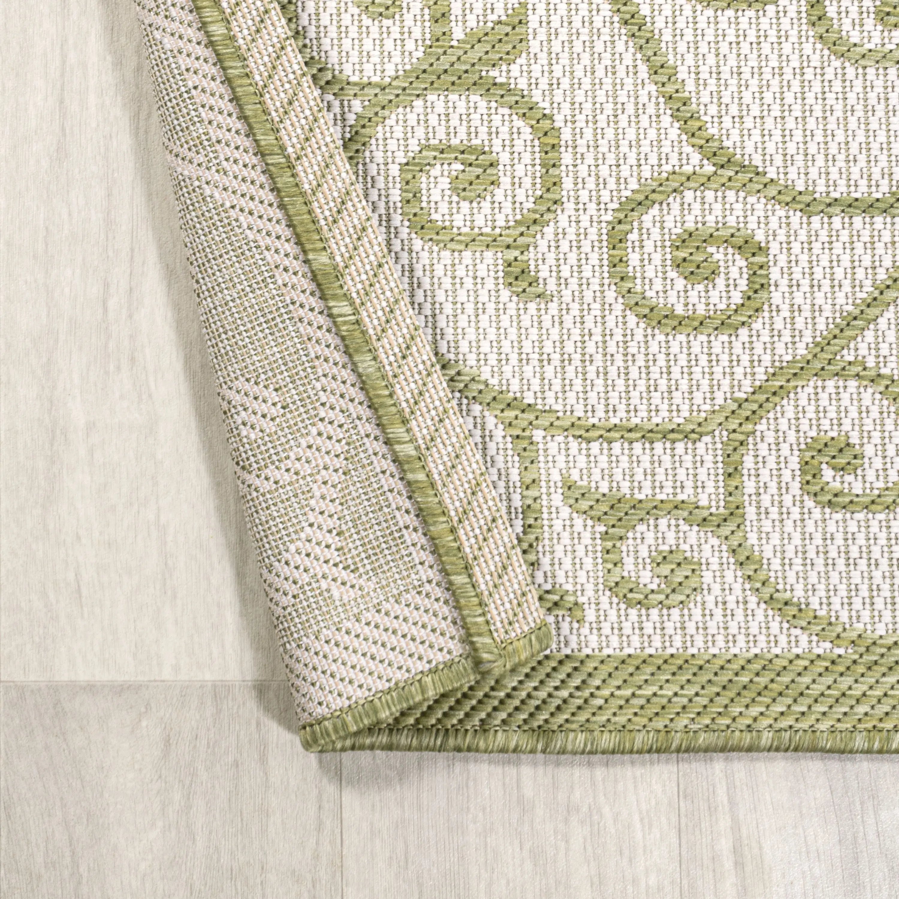 5' Green And Cream Round Geometric Indoor Outdoor Area Rug Homeroots Outdoor