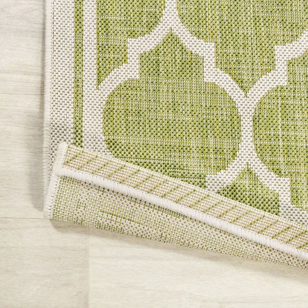 5' Green And Cream Round Geometric Indoor Outdoor Area Rug Homeroots Outdoor