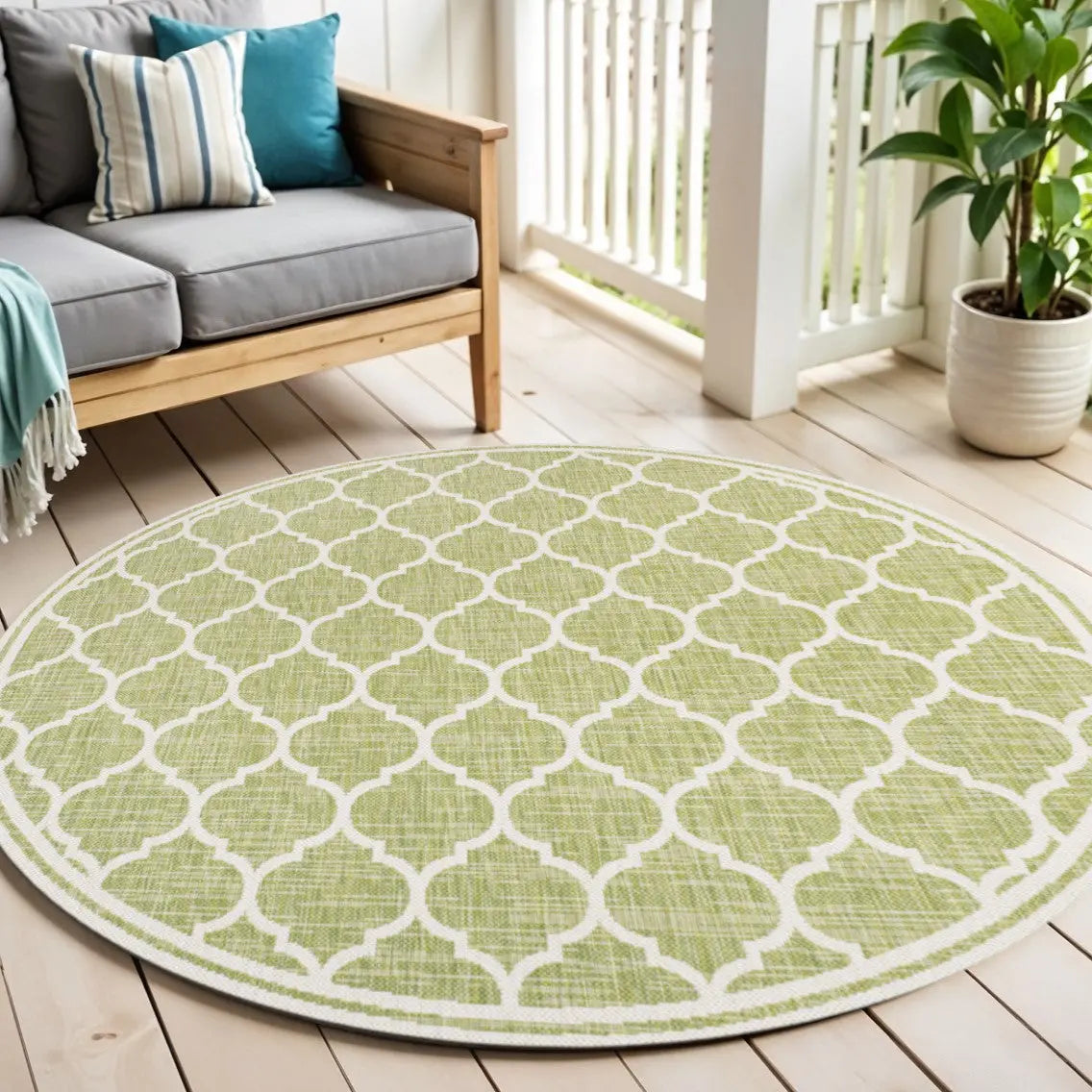 5' Green And Cream Round Geometric Indoor Outdoor Area Rug Homeroots Outdoor