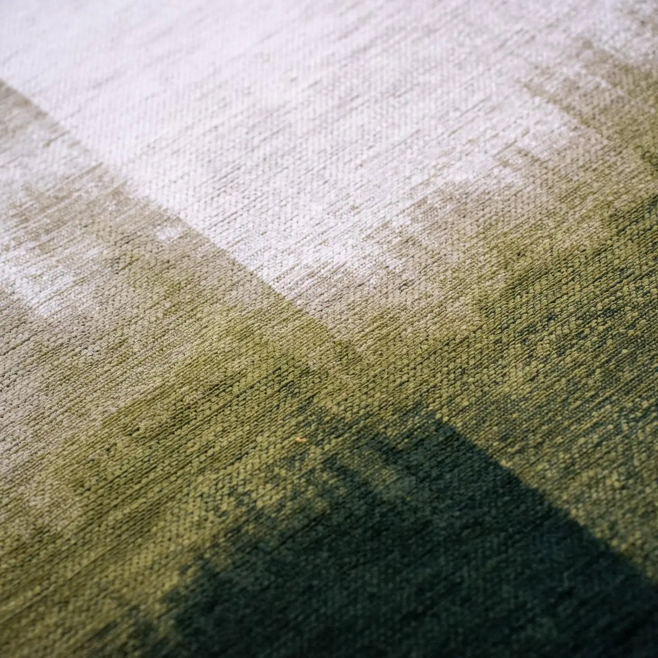 5' Green And White Abstract Washable Round Rug With UV Protection Homeroots Home Decor