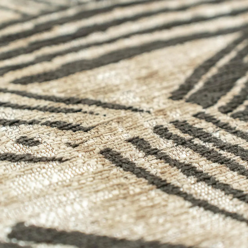 5' Tan And White Abstract Washable Round Rug With UV Protection Homeroots Home Decor