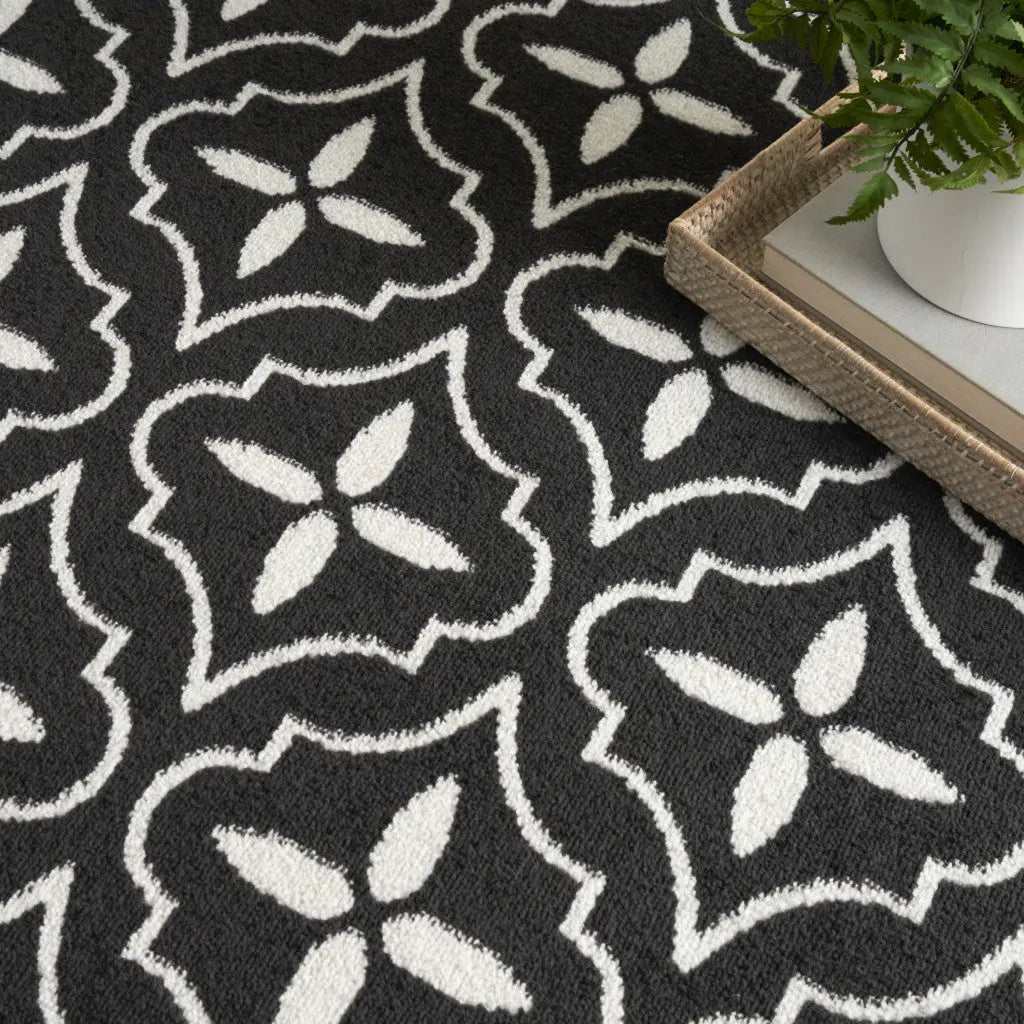 5' X 7' Black And Ivory Geometric Indoor Outdoor Area Rug Homeroots Outdoor