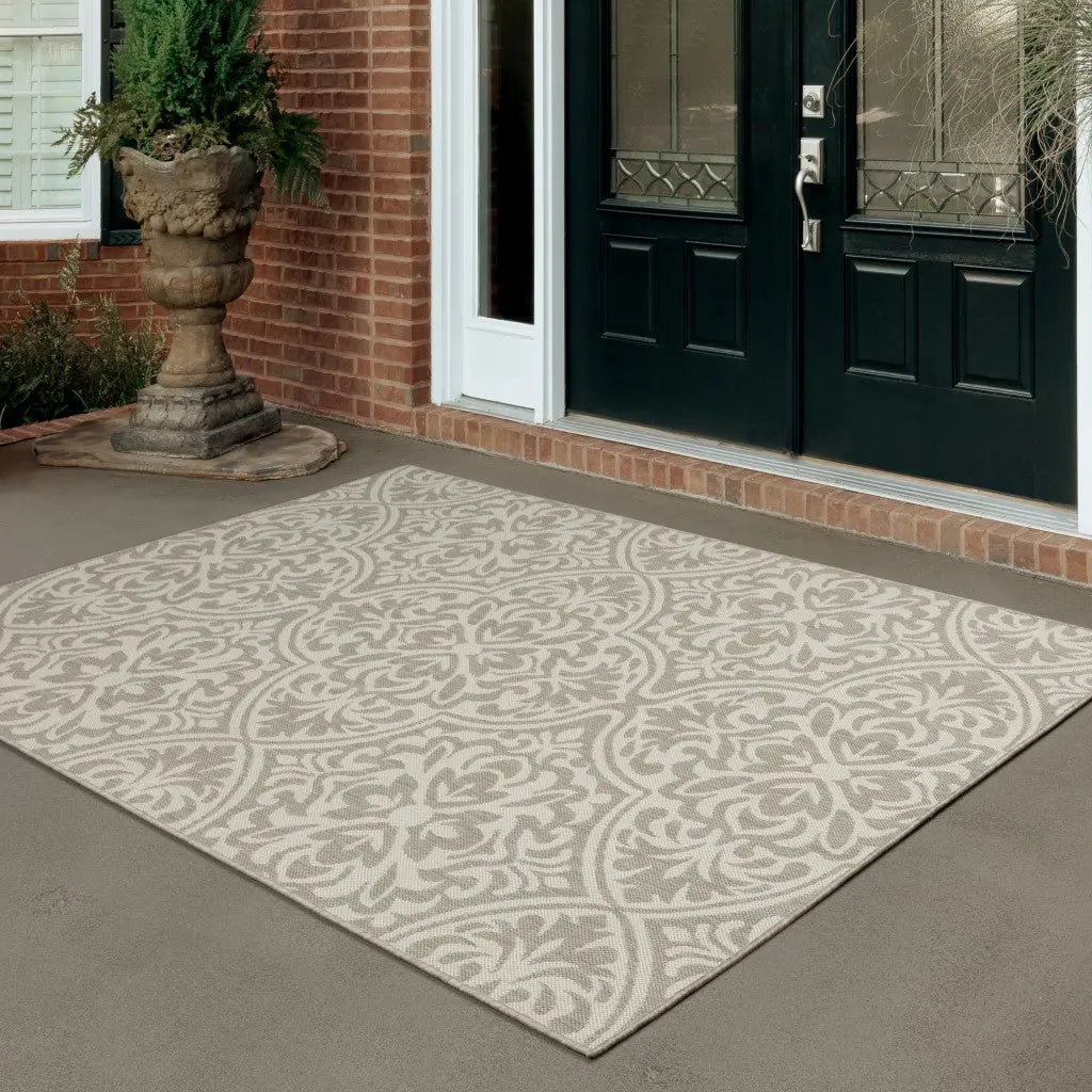 5' X 7' Gray and Ivory Floral Stain Resistant Indoor Outdoor Area Rug Homeroots Outdoor