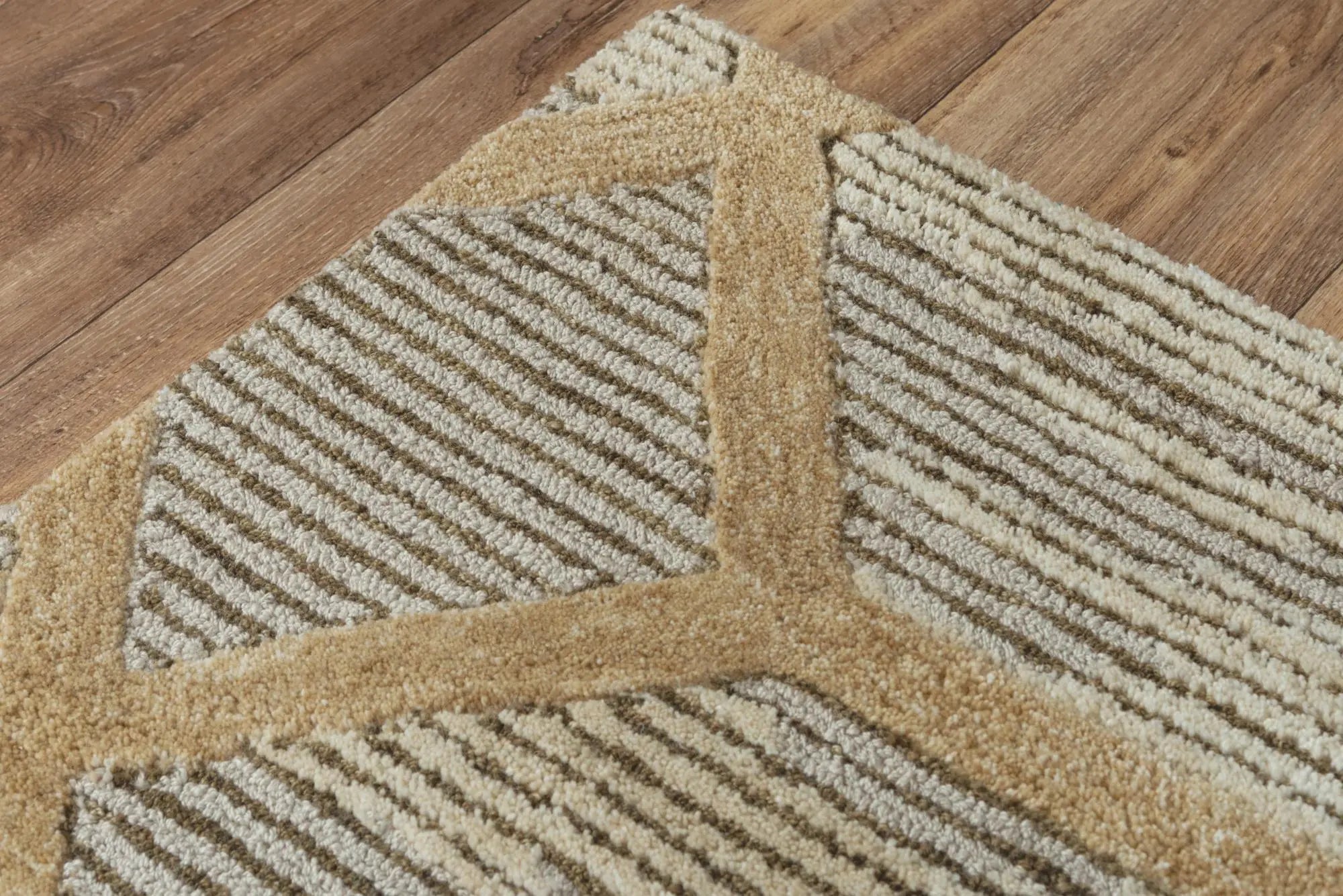 5' X 8' Beige And Ivory Geometric Hand Tufted Area Rug Homeroots Home Decor