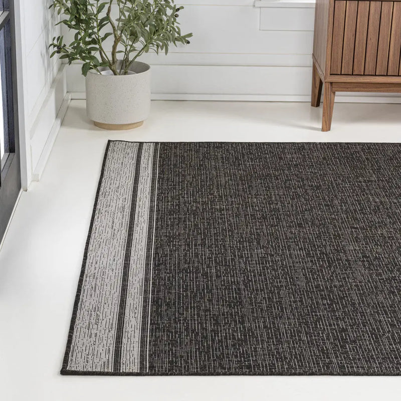 5' X 8' Black And Cream Indoor Outdoor Area Rug Homeroots Outdoor
