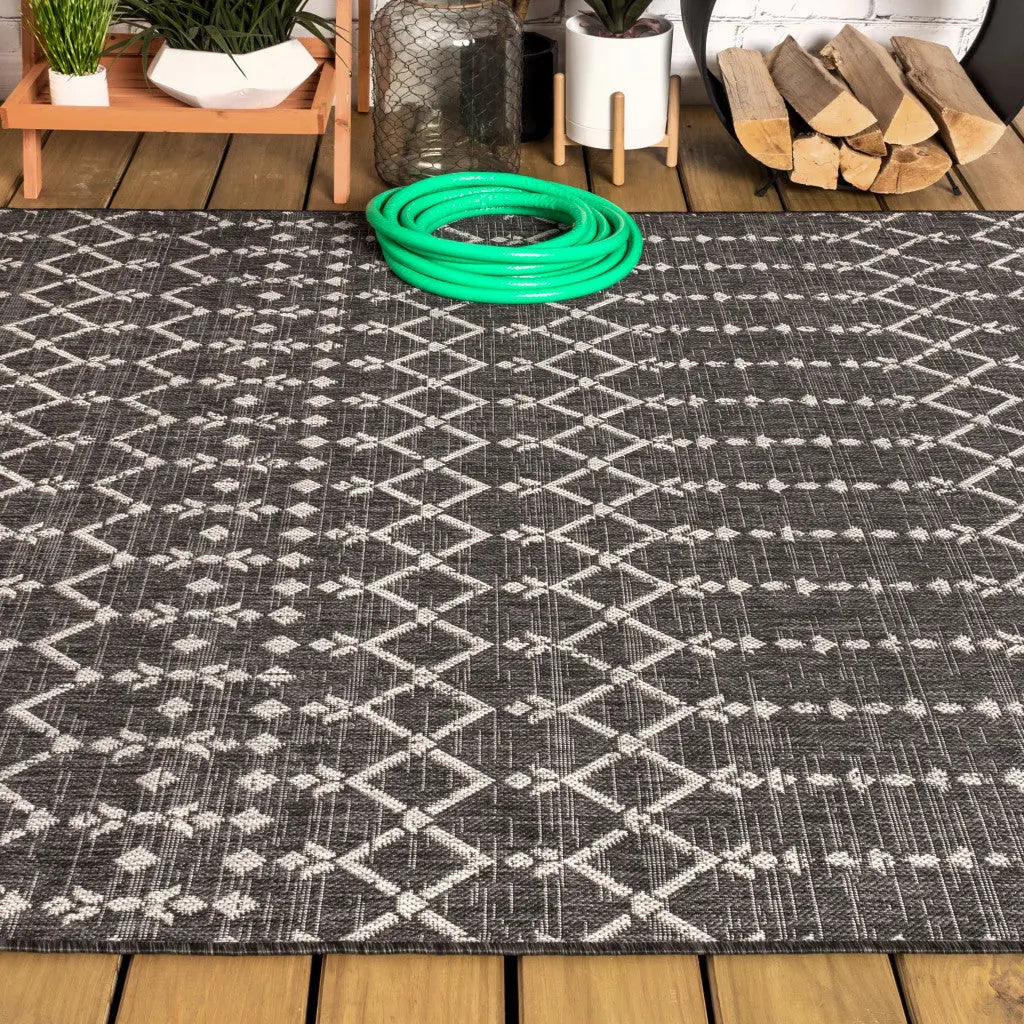 5' X 8' Black And Gray Trellis Indoor Outdoor Area Rug Homeroots Outdoor