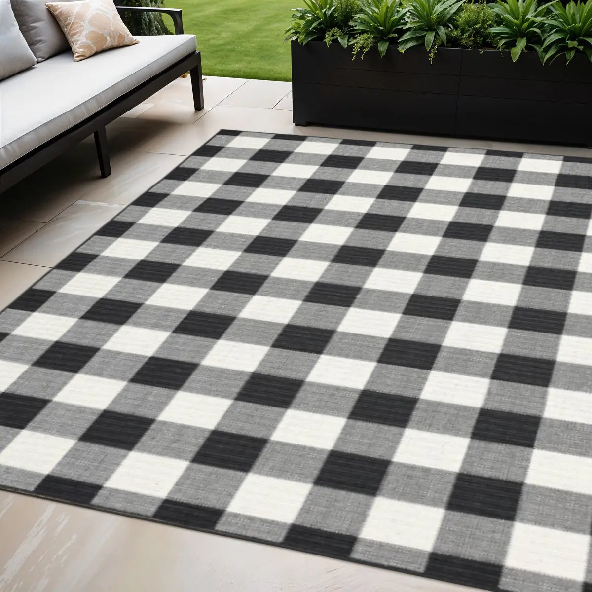 5' X 8' Black And Ivory Indoor Outdoor Area Rug Homeroots Outdoor
