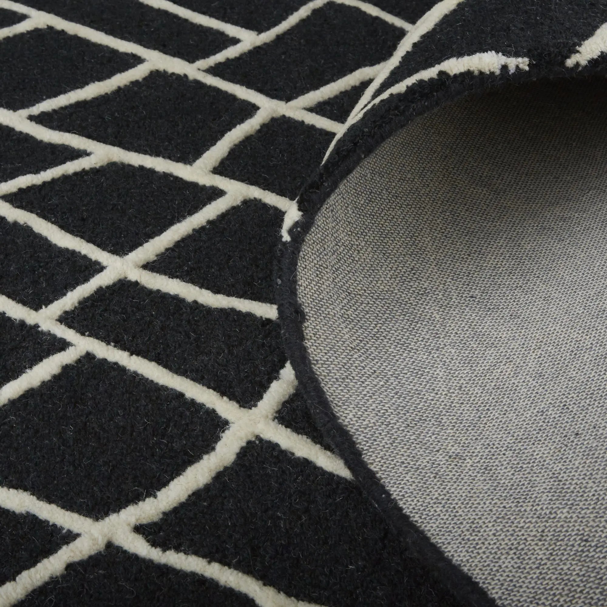 5' X 8' Black And Ivory Wool Geometric Hand Tufted Area Rug Homeroots Home Decor