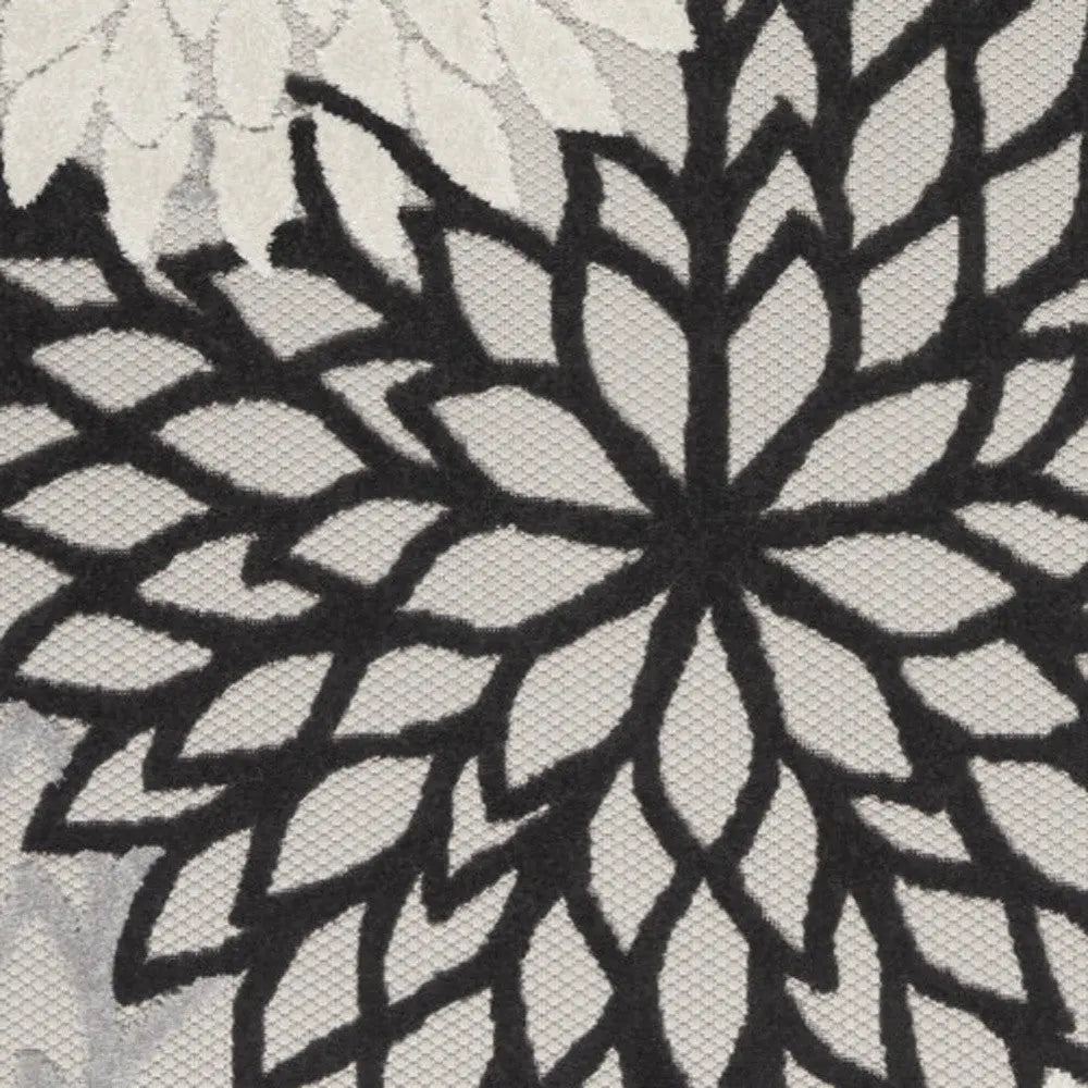 5' X 8' Black And White Floral Indoor Outdoor Area Rug Homeroots Outdoor