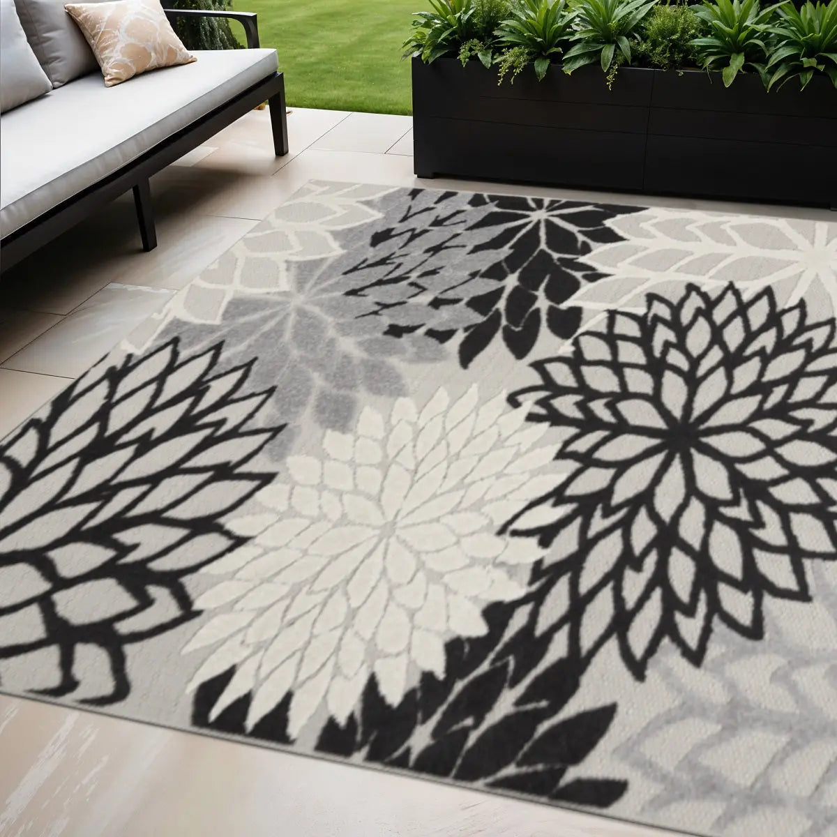 5' X 8' Black And White Floral Indoor Outdoor Area Rug Homeroots Outdoor