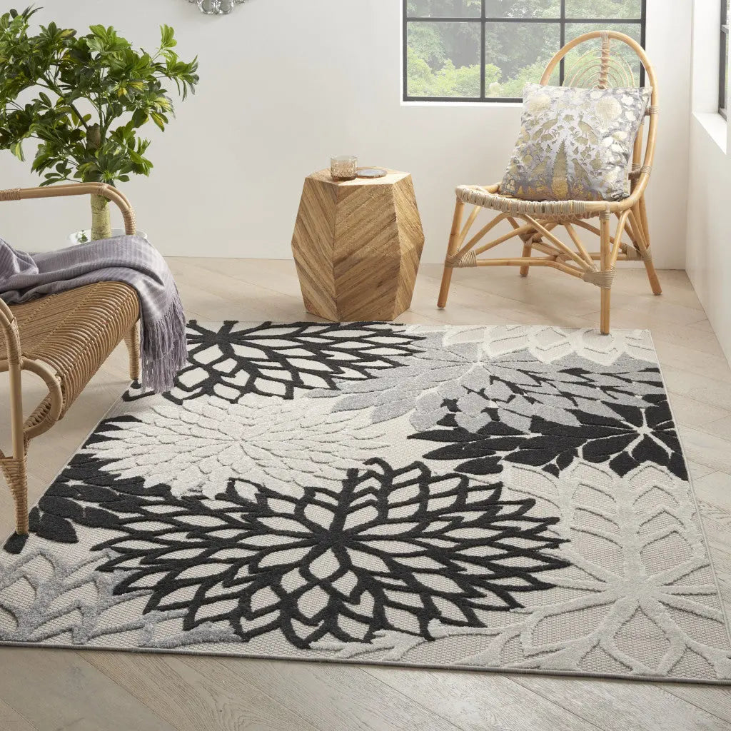 5' X 8' Black And White Floral Indoor Outdoor Area Rug Homeroots Outdoor