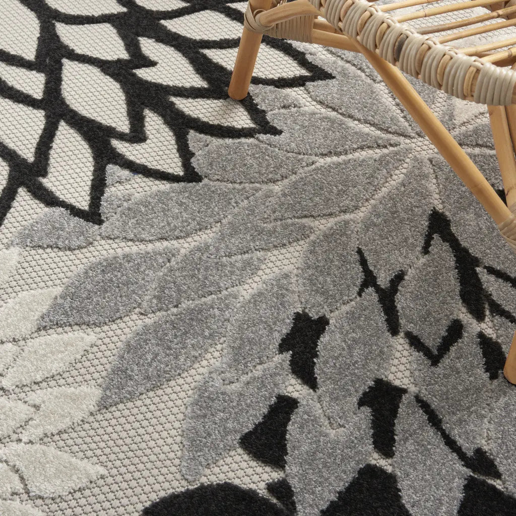 5' X 8' Black And White Floral Indoor Outdoor Area Rug Homeroots Outdoor
