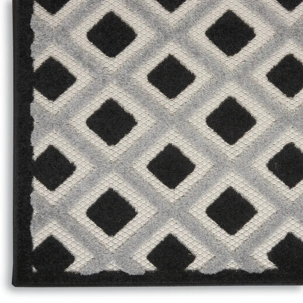 5' X 8' Black And White Indoor Outdoor Area Rug Homeroots Outdoor