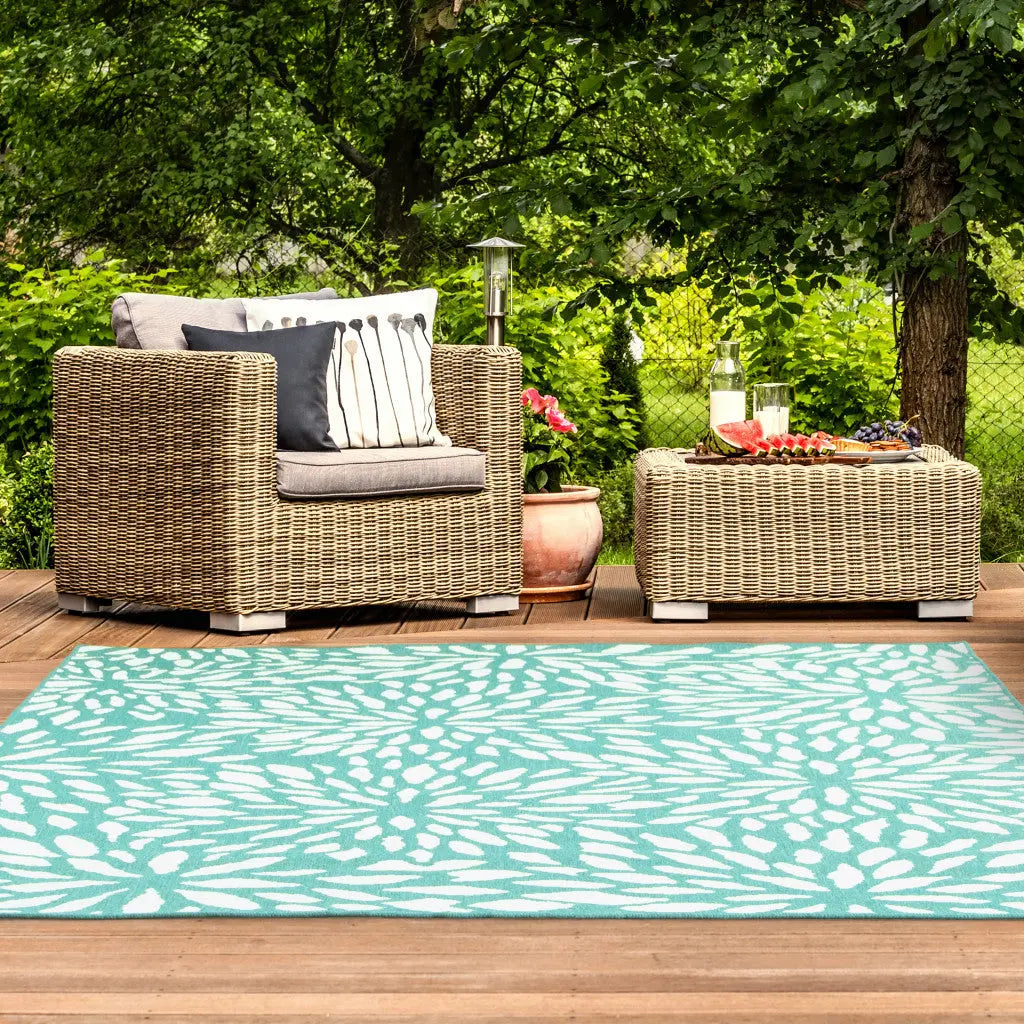 5' X 8' Blue and Ivory Floral Stain Resistant Indoor Outdoor Area Rug Homeroots Outdoor