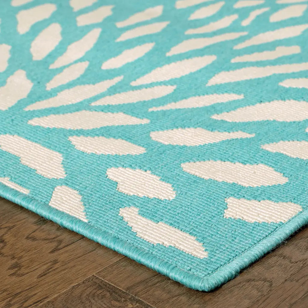 5' X 8' Blue and Ivory Floral Stain Resistant Indoor Outdoor Area Rug Homeroots Outdoor