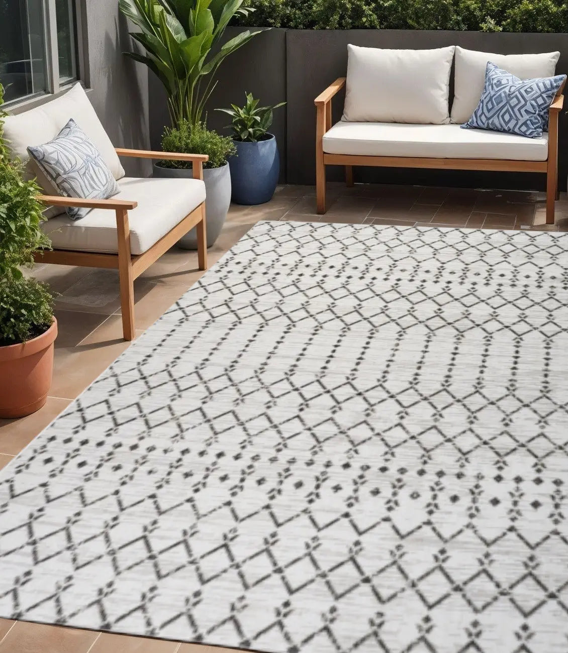 5' X 8' Cream And Black Trellis Indoor Outdoor Area Rug Homeroots Outdoor