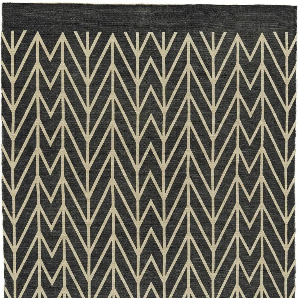 5' X 8' Gray And Black Chevron Hand Woven Area Rug Homeroots Home Decor