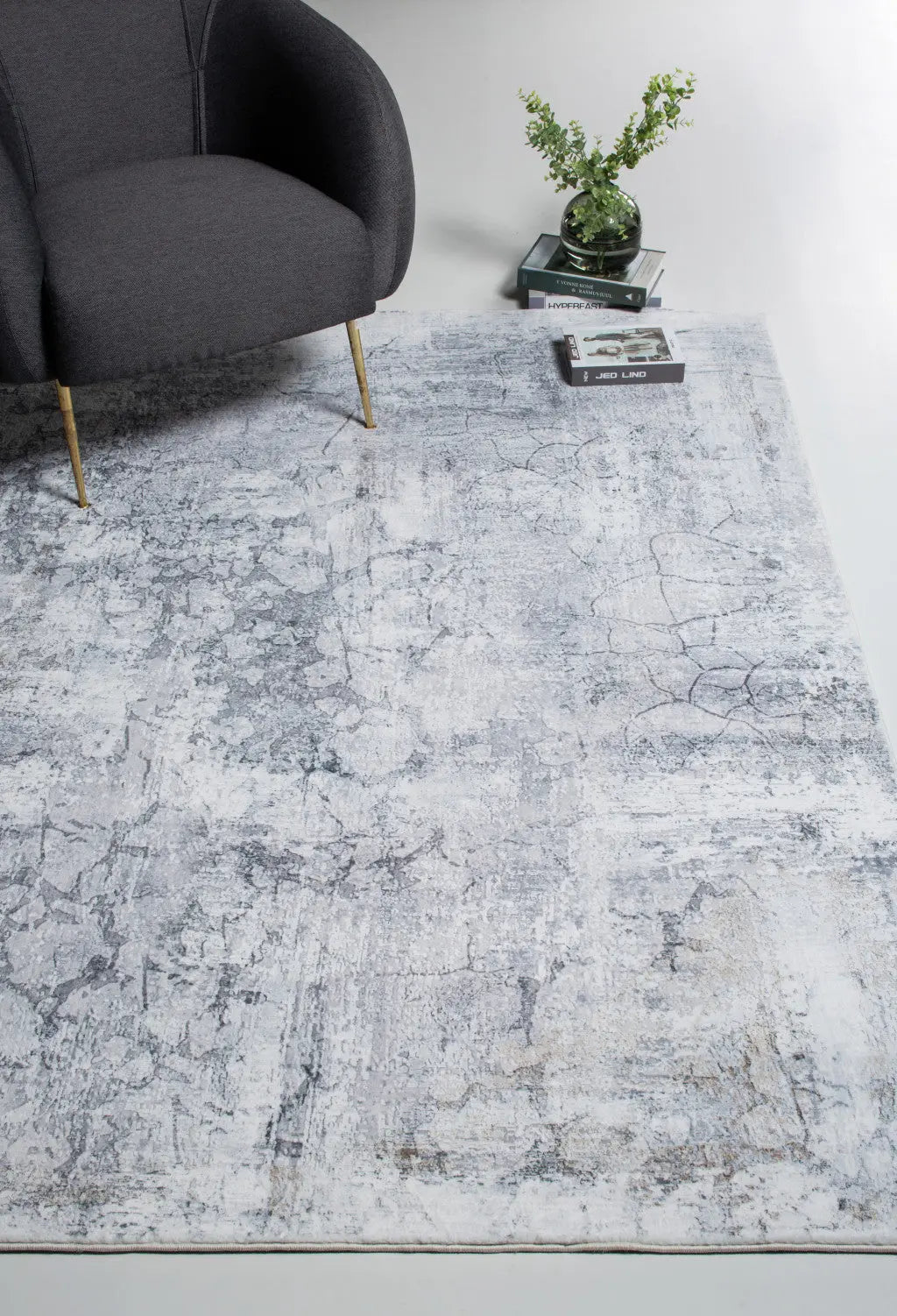 5' X 8' Gray And Ivory Abstract Area Rug Homeroots Home Decor