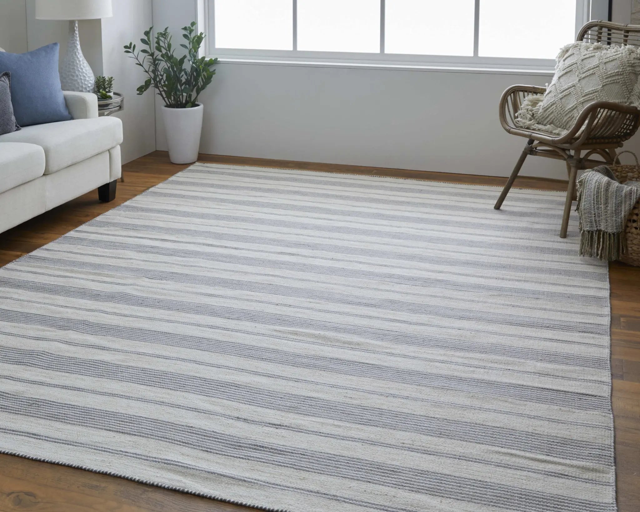 5' X 8' Gray And Ivory Striped Dhurrie Hand Woven Stain Resistant Area Rug Homeroots Outdoor