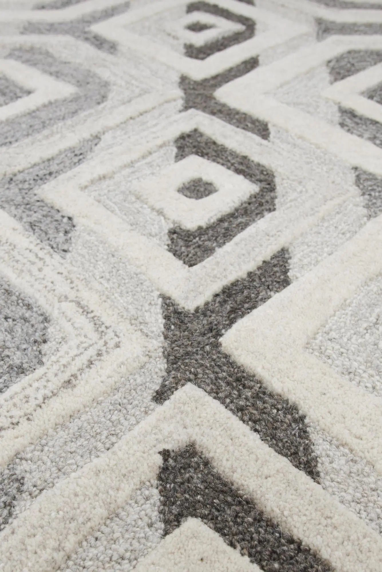 5' X 8' Gray And Natural Wool Geometric Hand Tufted Area Rug Homeroots Home Decor