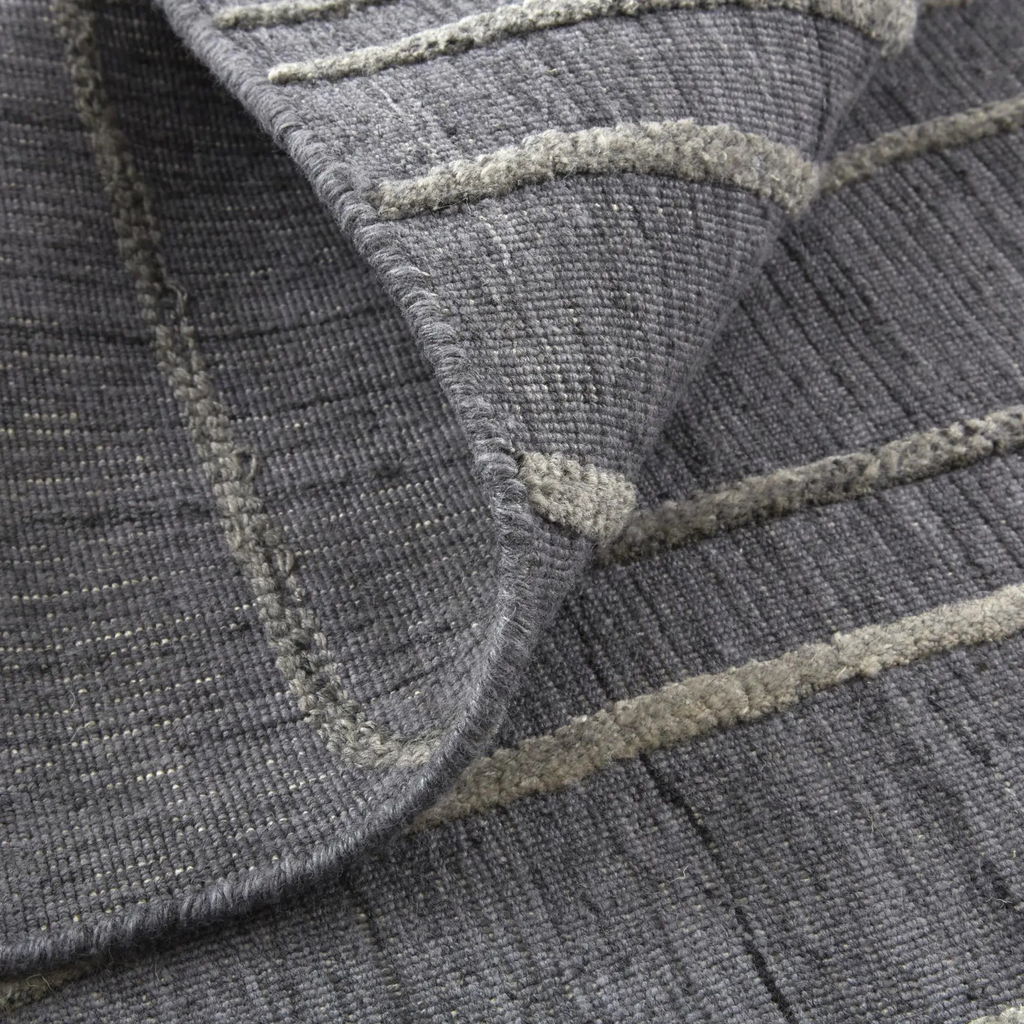 5' X 8' Gray And Silver Hand Woven Area Rug Homeroots Home Decor