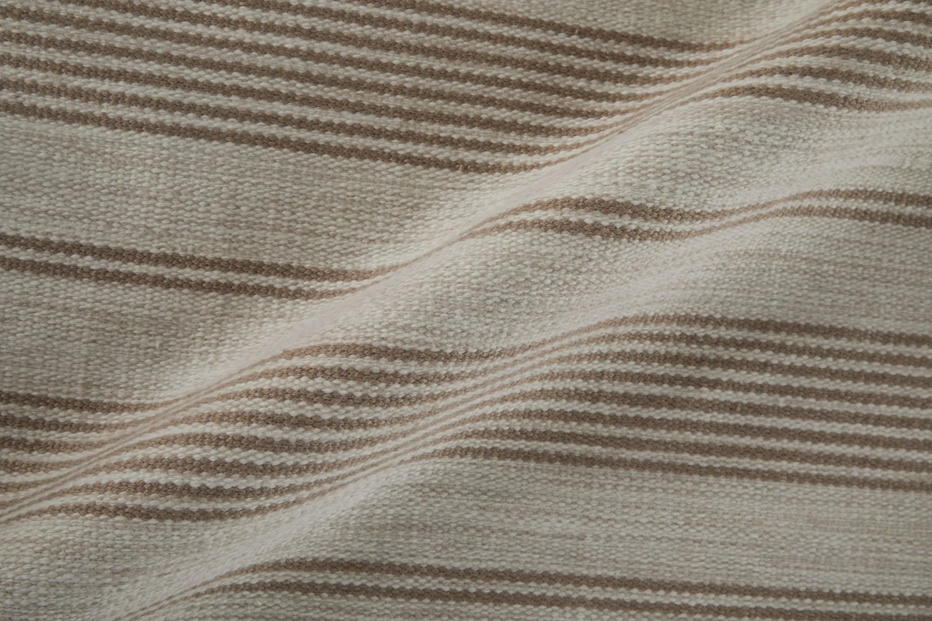 5' X 8' Ivory And Taupe Striped Hand Woven Area Rug Homeroots Outdoor