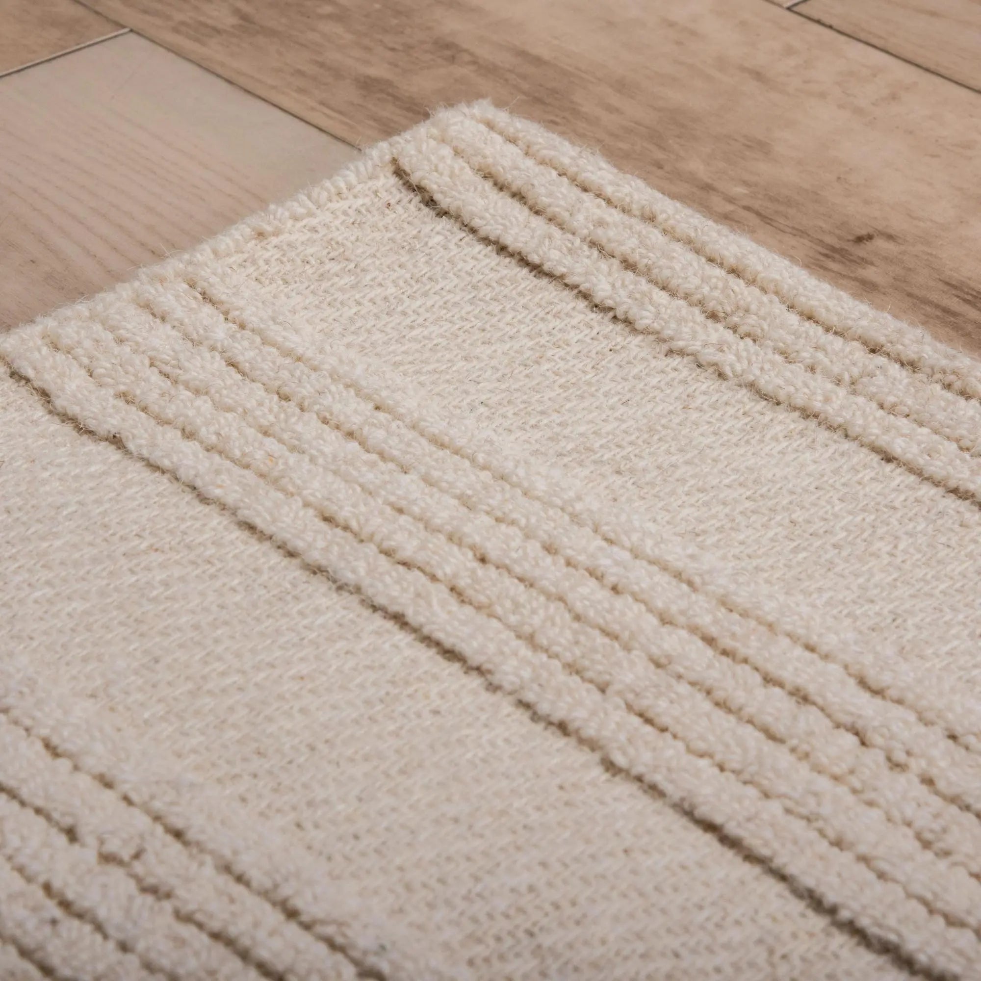 5' X 8' Ivory And White Wool Diamond Hand Tufted Area Rug Homeroots Home Decor