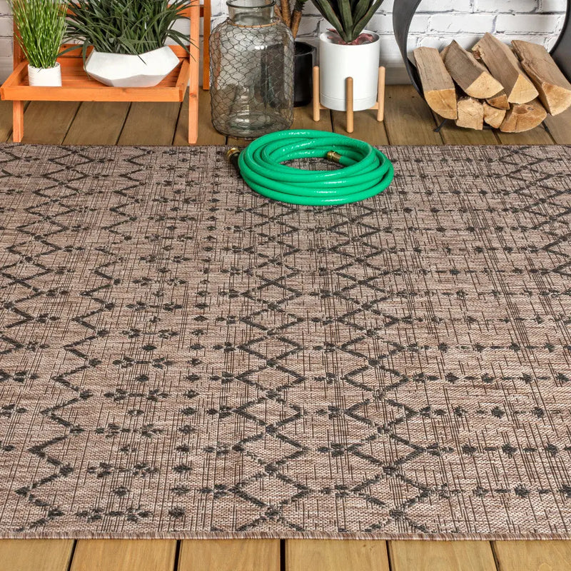 5' X 8' Natural And Black Trellis Indoor Outdoor Area Rug Homeroots Outdoor