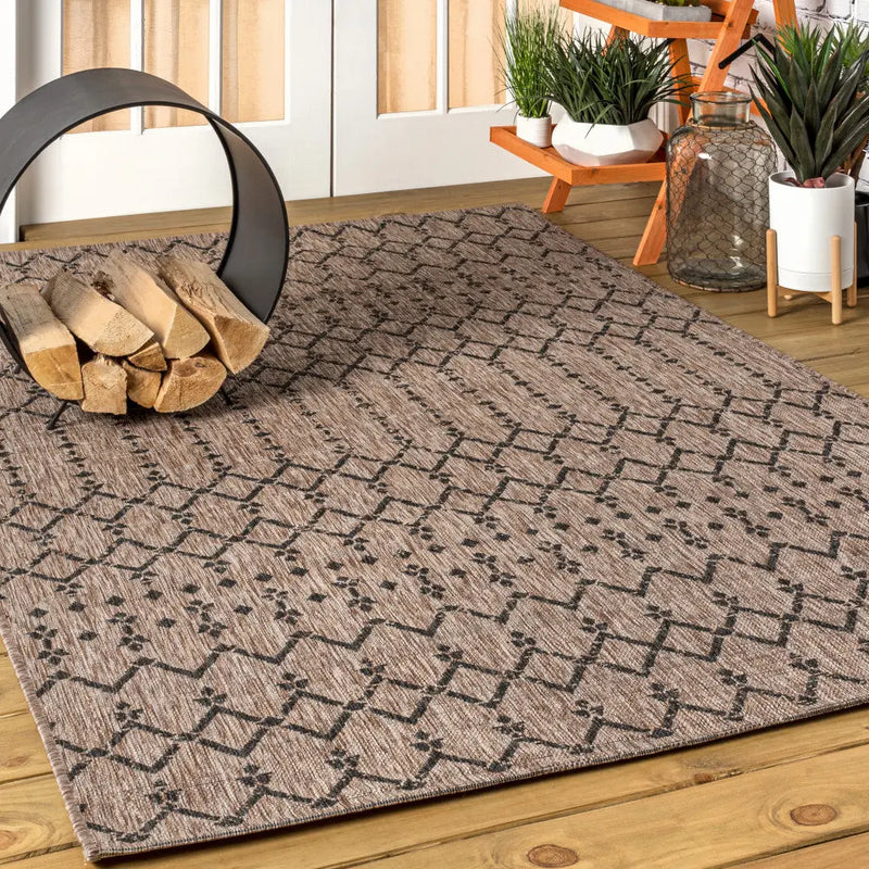 5' X 8' Natural And Black Trellis Indoor Outdoor Area Rug Homeroots Outdoor