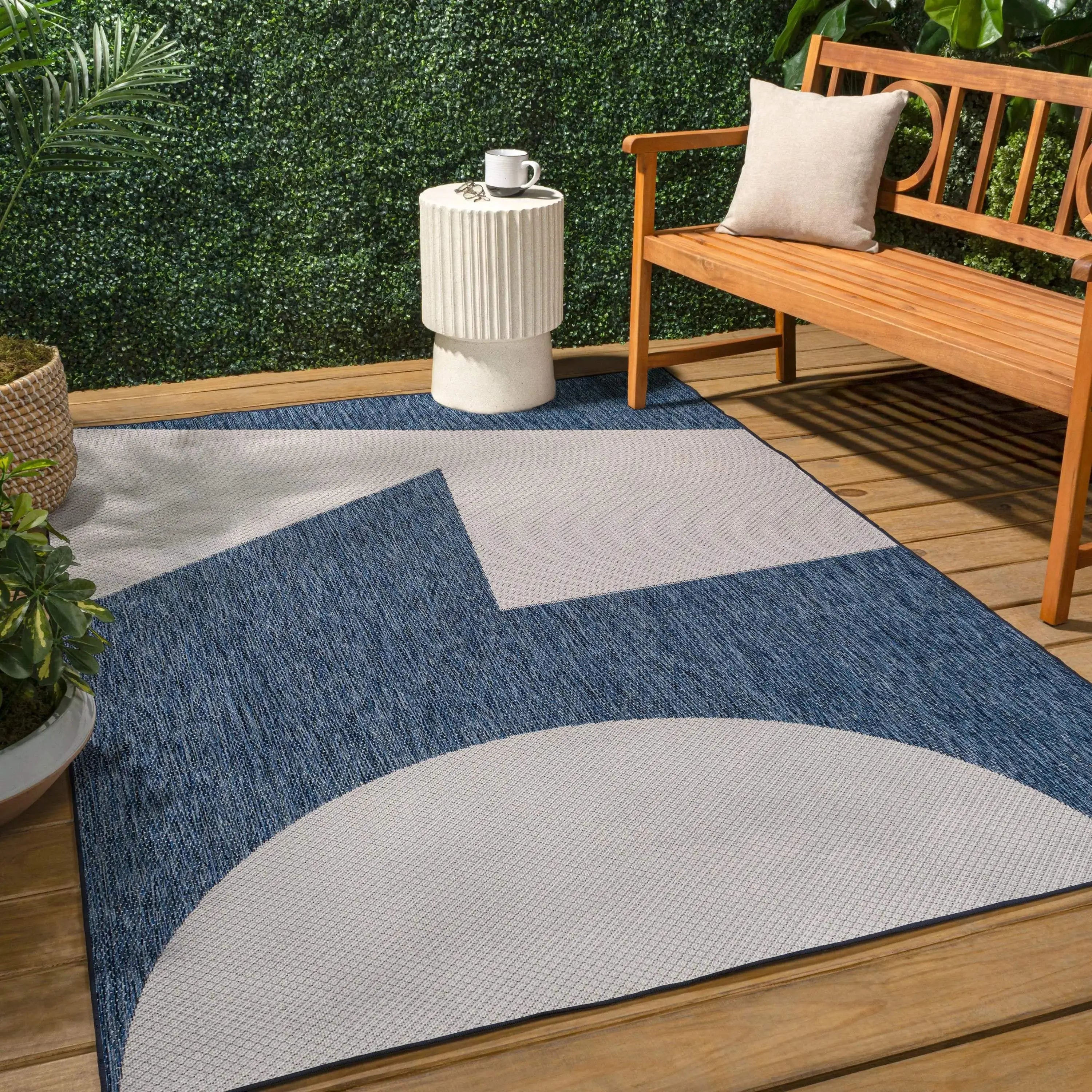 5' X 8' Navy Blue And Cream Geometric Indoor Outdoor Area Rug Homeroots Outdoor