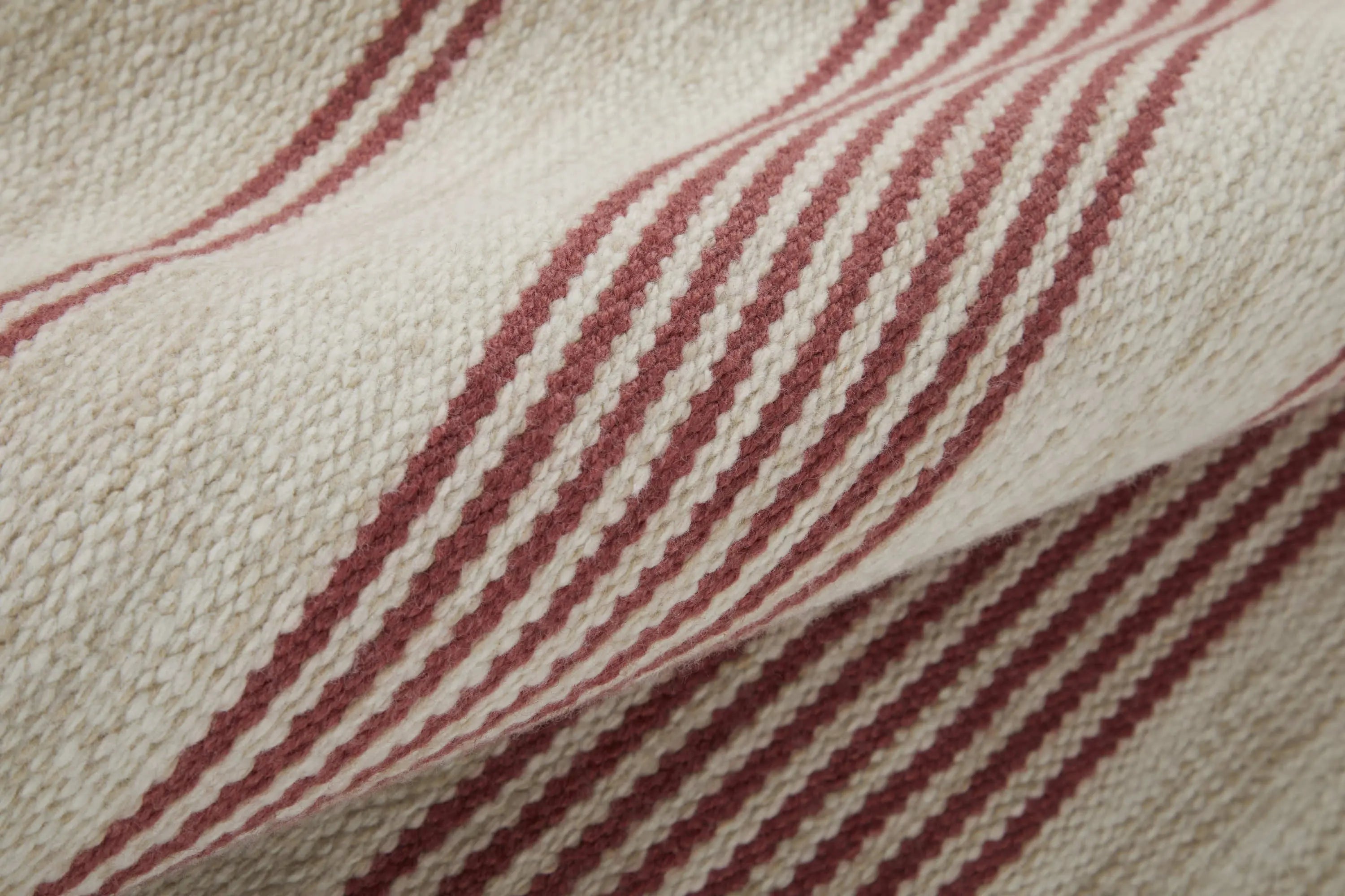 5' X 8' Red And Ivory Striped Dhurrie Hand Woven Stain Resistant Area Rug Homeroots Outdoor