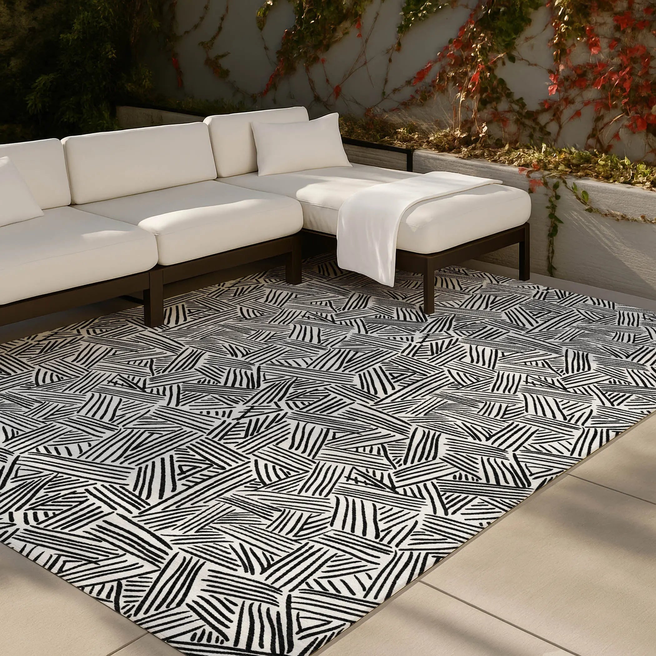 5' X 8' White And Beige Geometric Washable Indoor Outdoor Area Rug Homeroots Outdoor