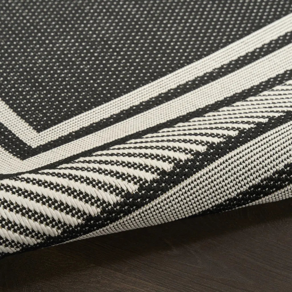 6' X 9' Black Geometric Indoor Outdoor Area Rug Homeroots Outdoor