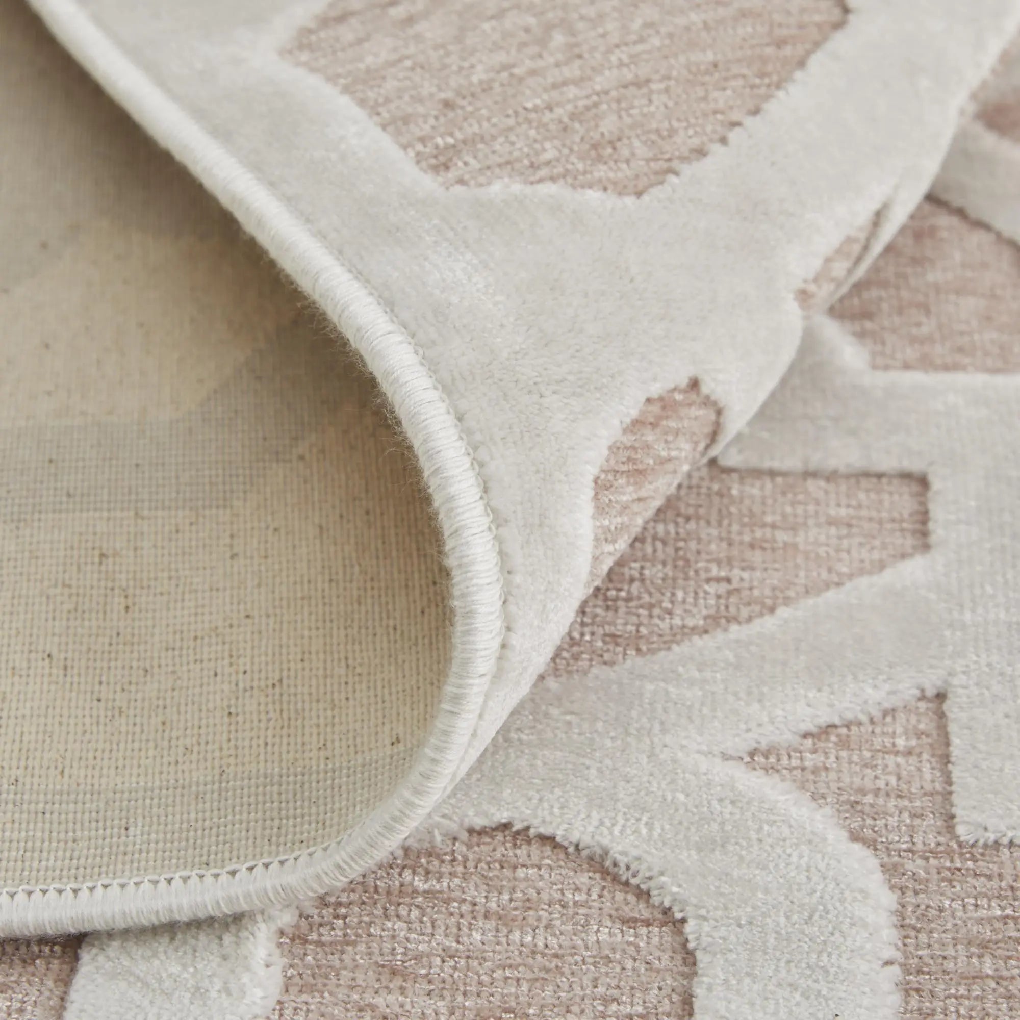 7' Pink And White Geometric Round Rug Homeroots Home Decor