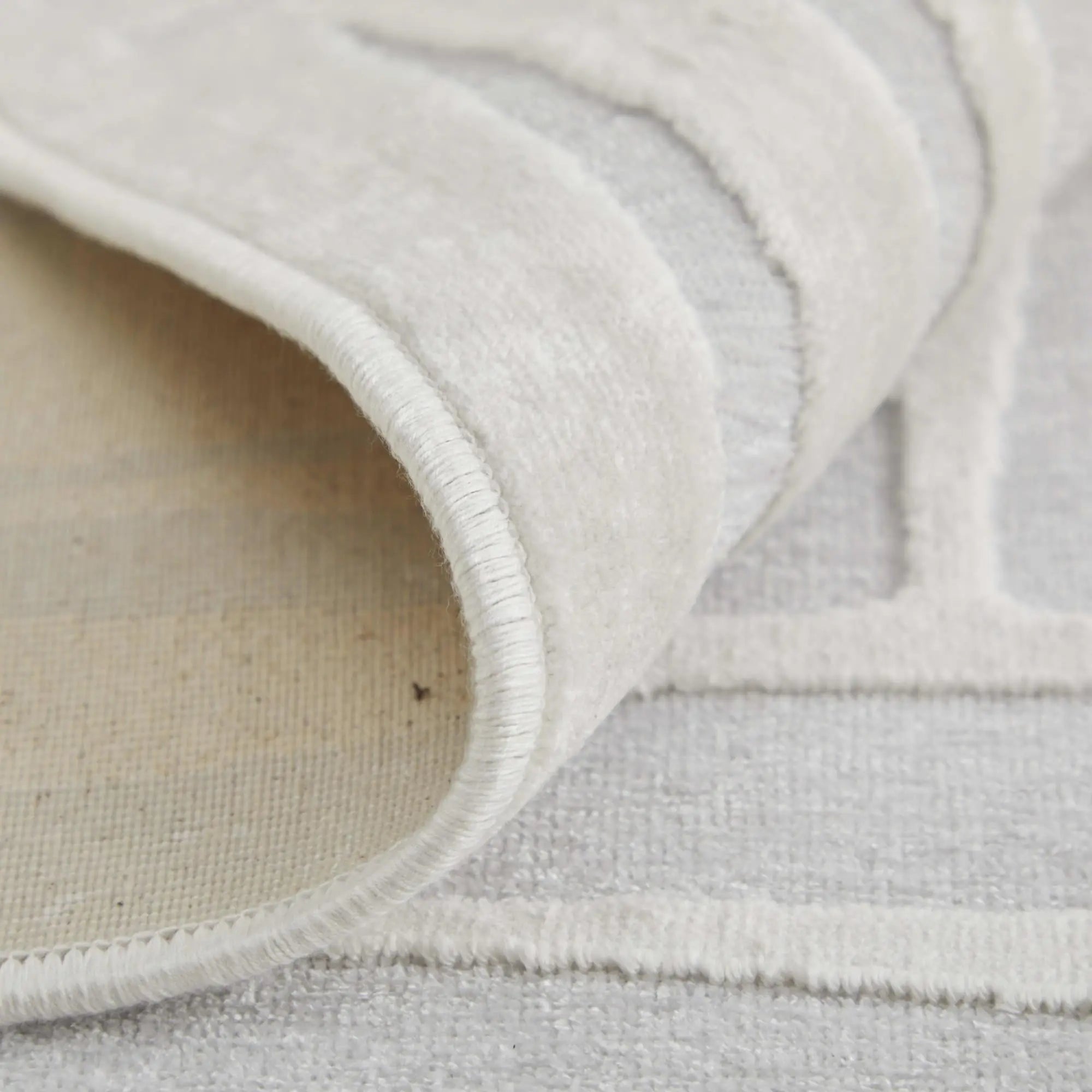 7' White And Gray Geometric Round Rug Homeroots Home Decor
