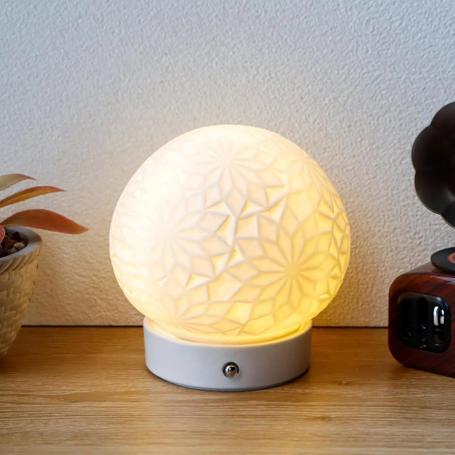 7" White Globe Desk Lamp With Globe Shade Homeroots Lighting