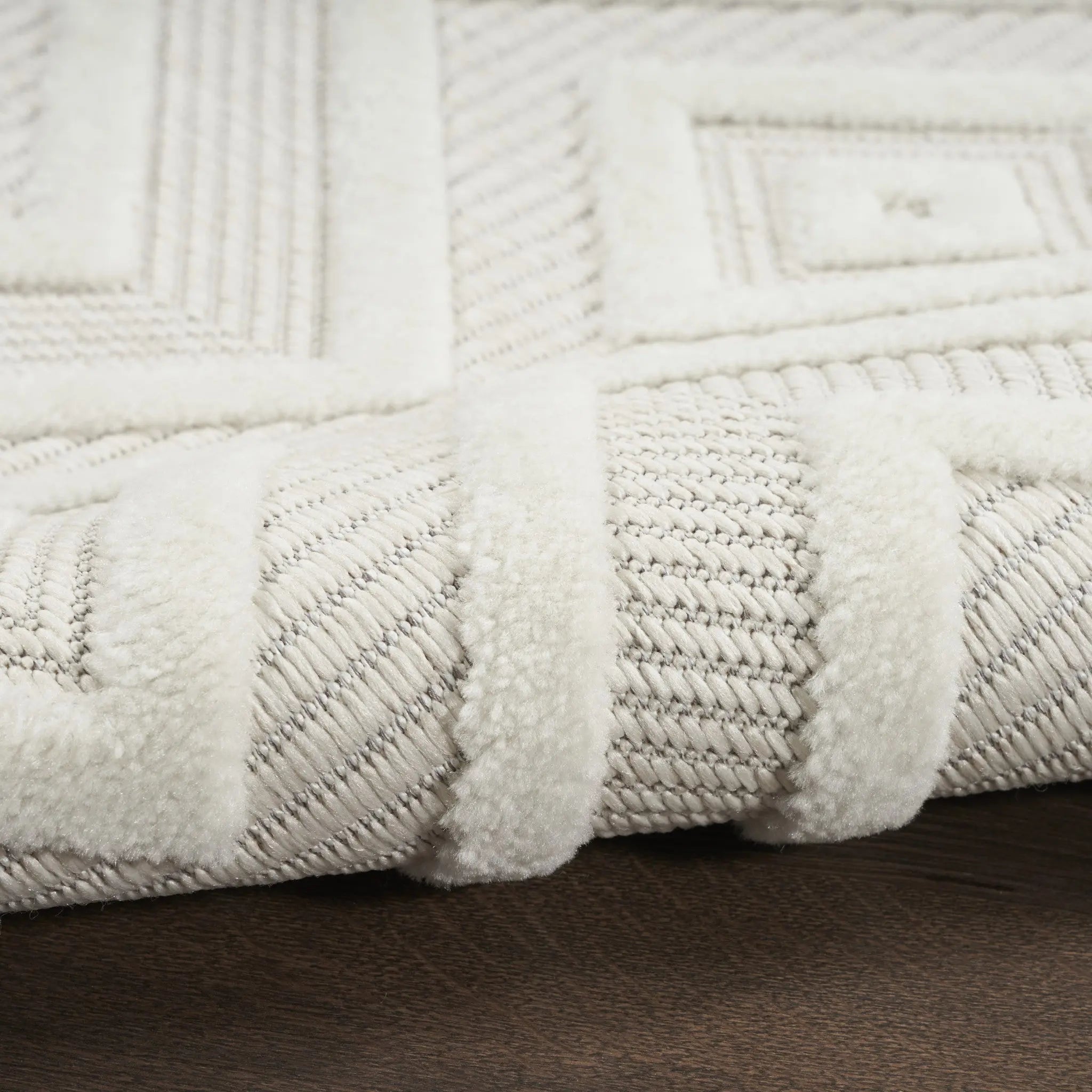 7' X 10' Ivory And White Indoor Outdoor Area Rug Homeroots Outdoor