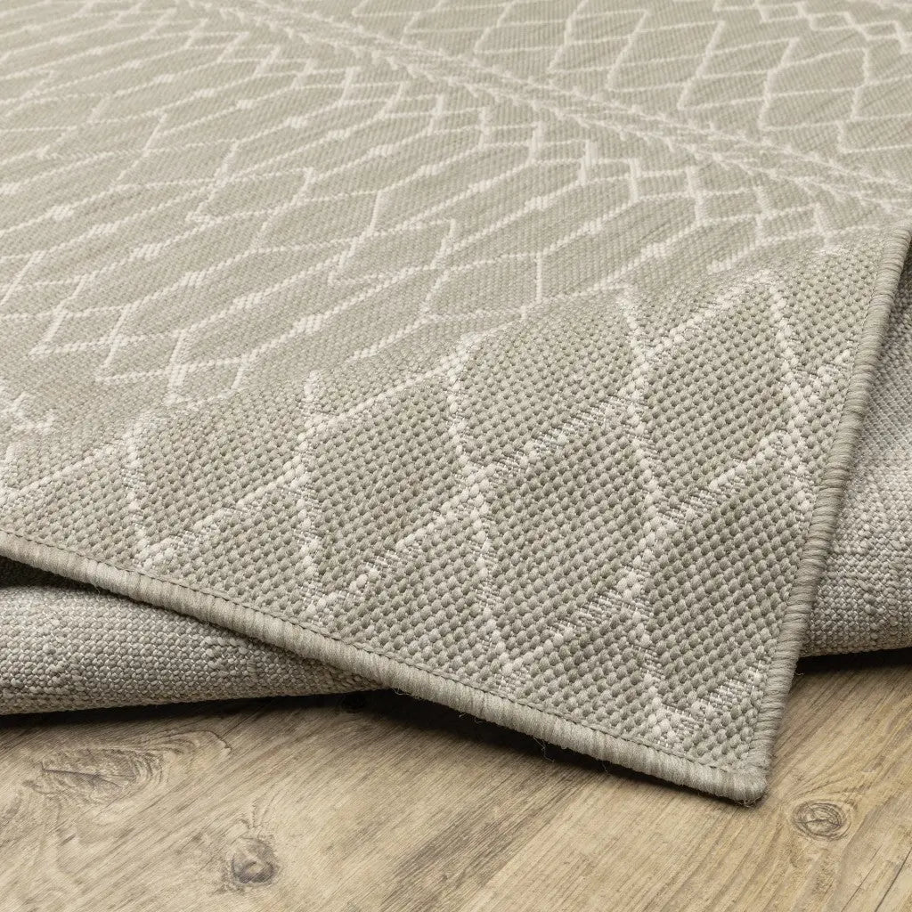 7' X 9' Gray And Ivory Geometric Indoor Outdoor Area Rug Homeroots Outdoor
