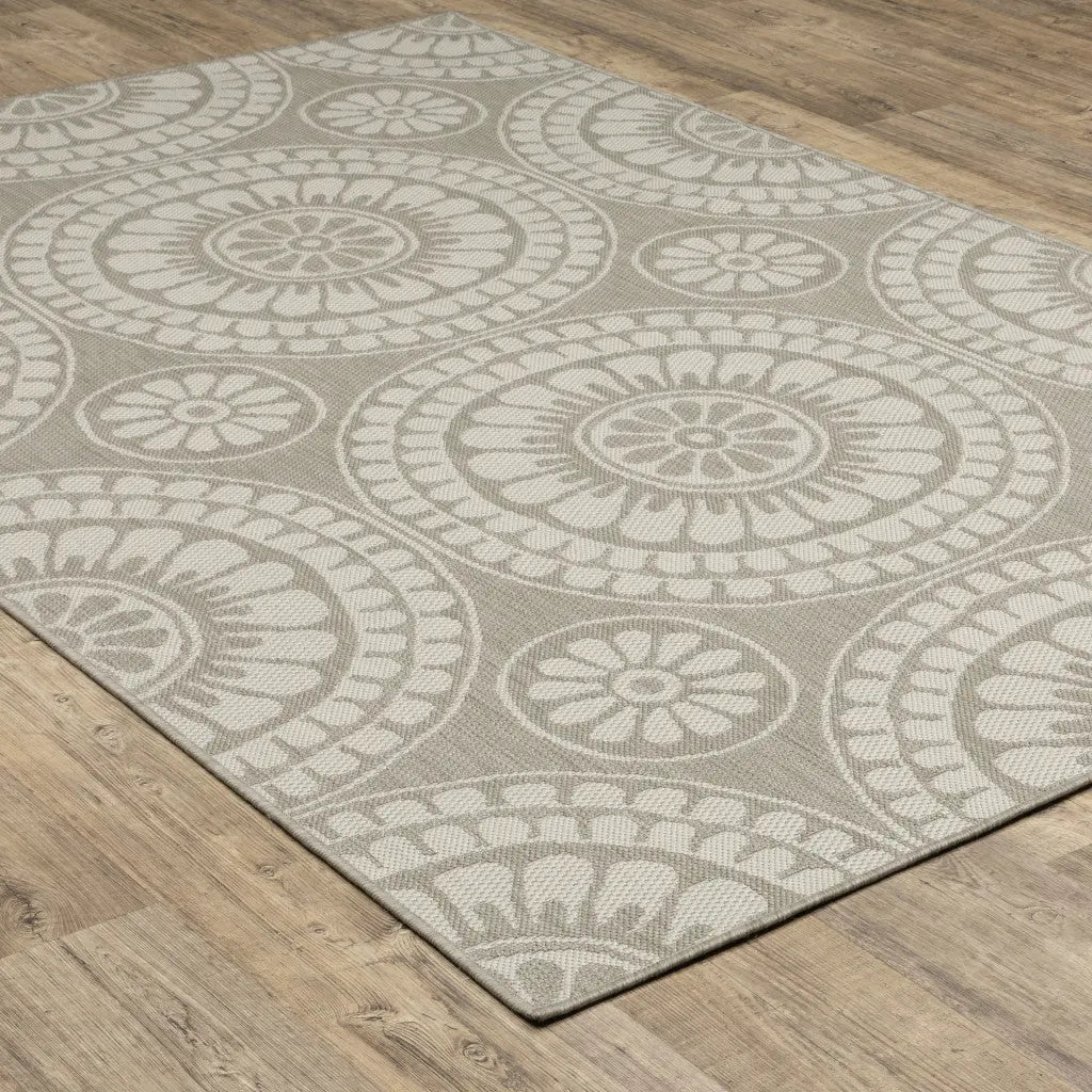 7' X 9' Gray and Ivory Geometric Stain Resistant Indoor Outdoor Area Rug Homeroots Outdoor