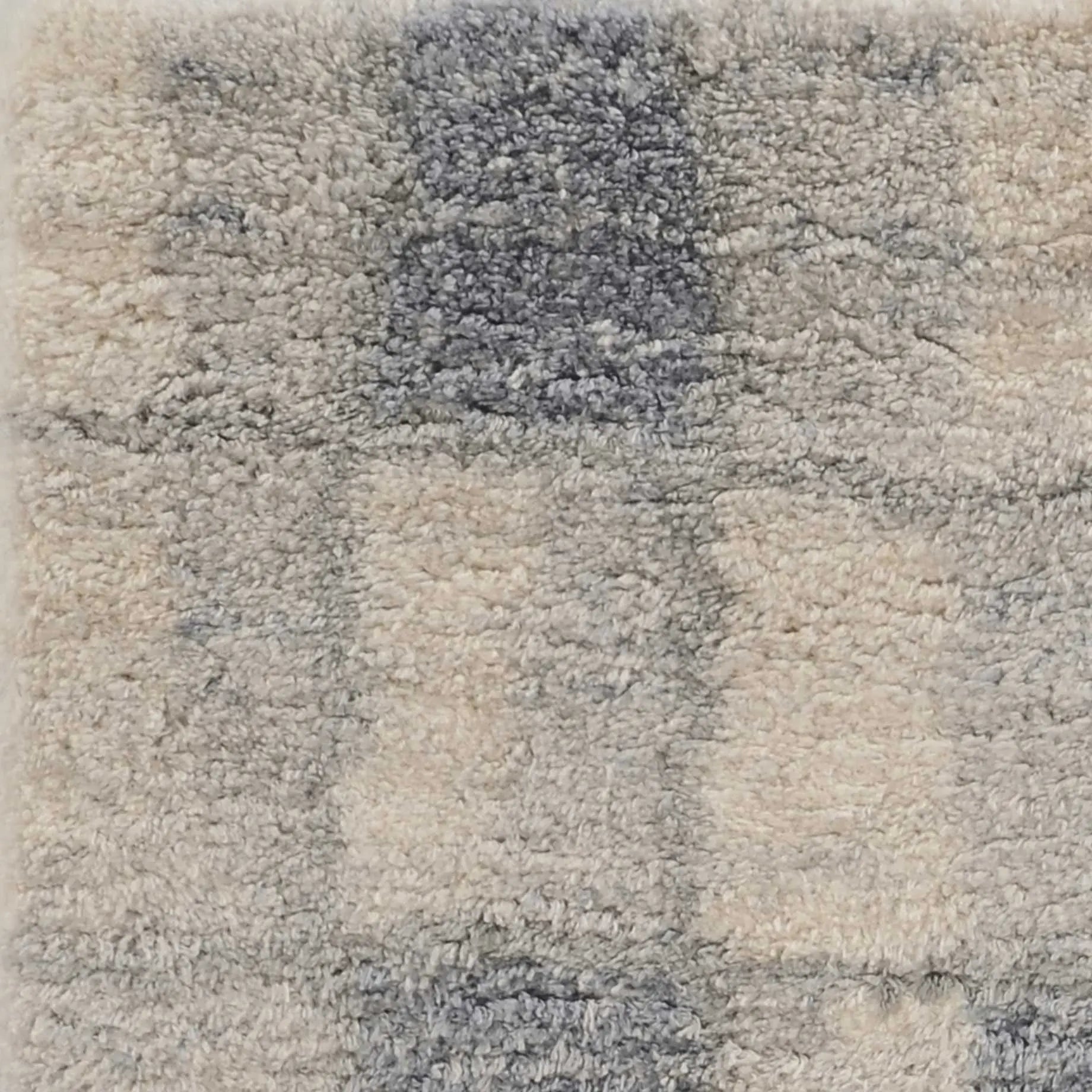 7' X 9' Ivory and Blue Area Rug Homeroots Home Decor