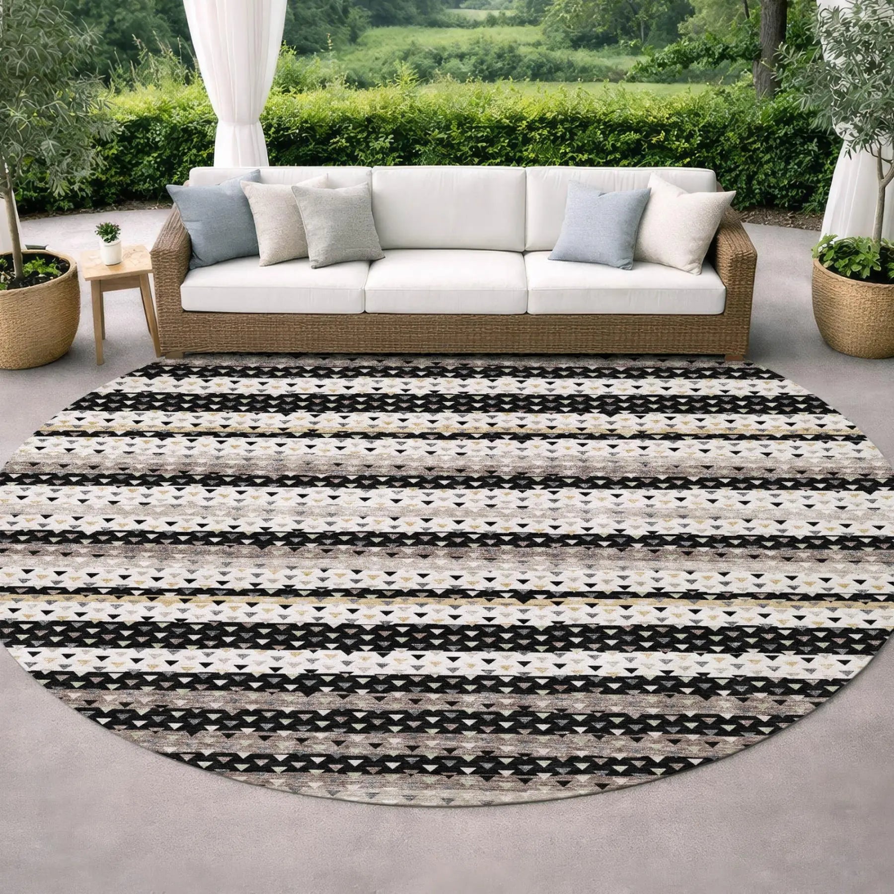 8' Black And Beige Round Striped Washable Indoor Outdoor Area Rug Homeroots Outdoor